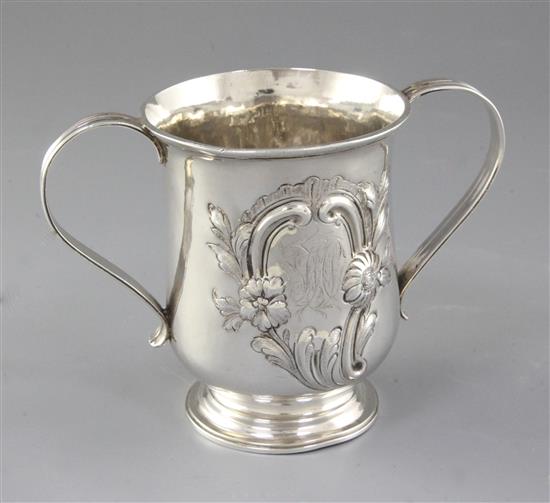 A George III silver loving cup, Height: 4 ½/115mm Width to handles 6 ½/165mm, 9.5oz/269grms.